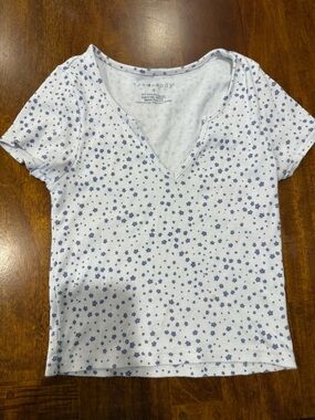 eye candy White Short Sleeve V-Neck Tee with Blue Floral Print